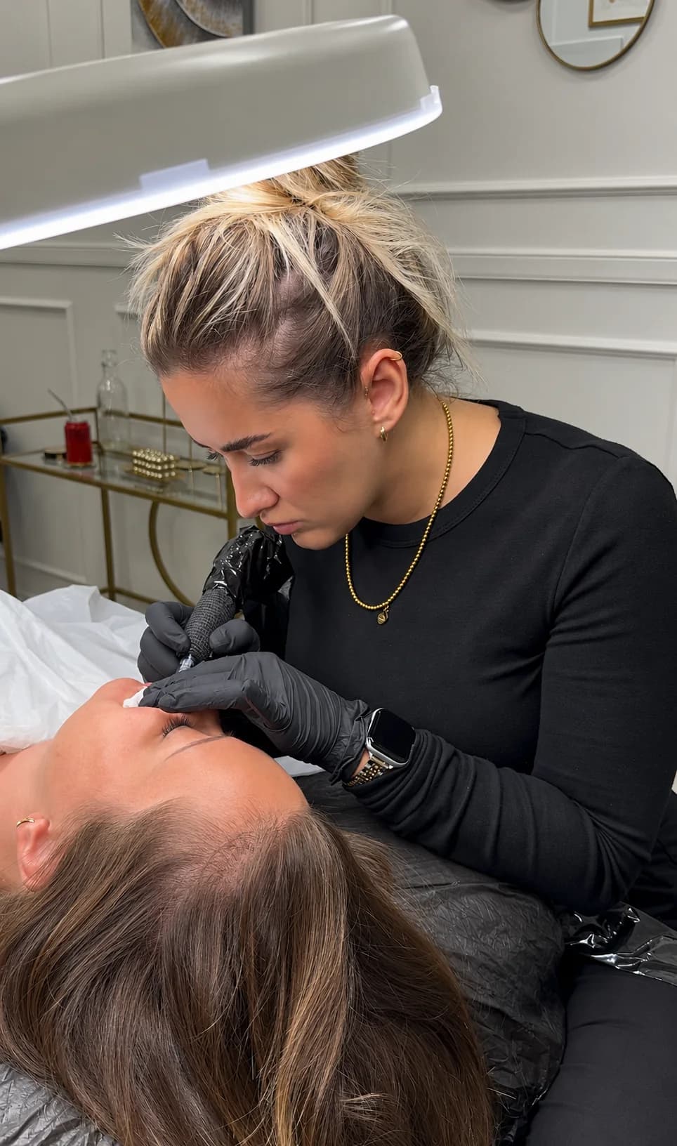 Natalie Demtschenko bei einer Lippenpigmentierung im Studio in Hamburg