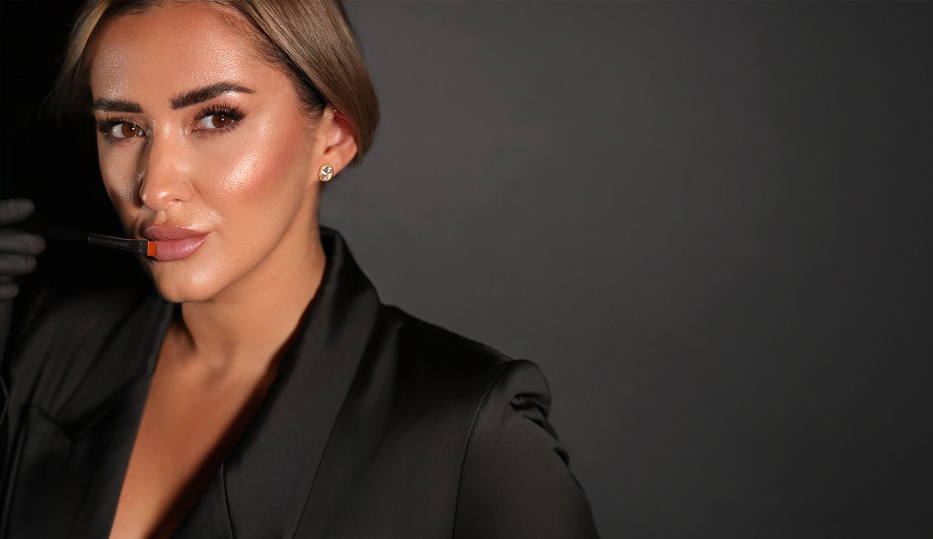 Natalie Demtschenko mit Pigmentierpinsel