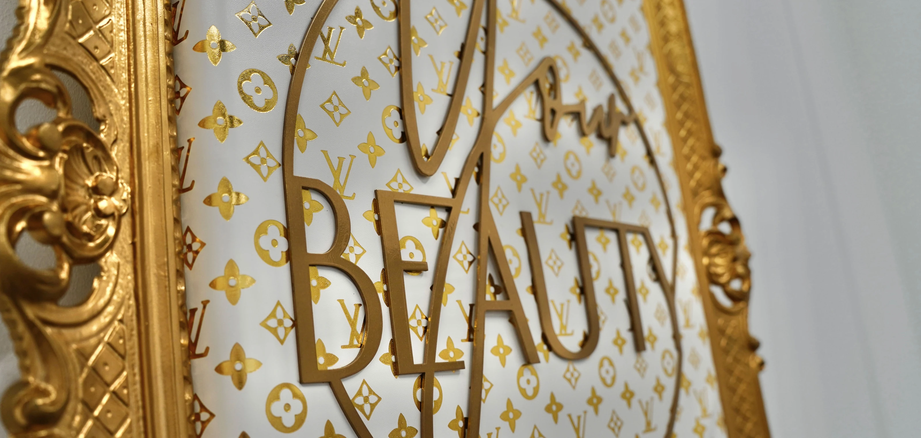 Goldenes Your-Beauty-Logo im Studio